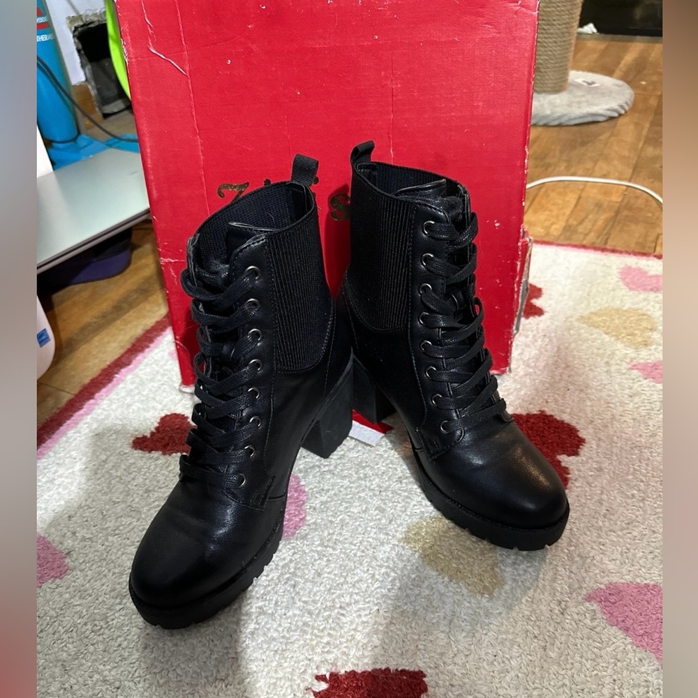 New zigi soho Morgan black lace up combat heel boots
Size 6
Worn once!